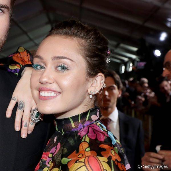 Miley Cyrus surgiu de c?lios coloridos de azul na premi?re do filme 